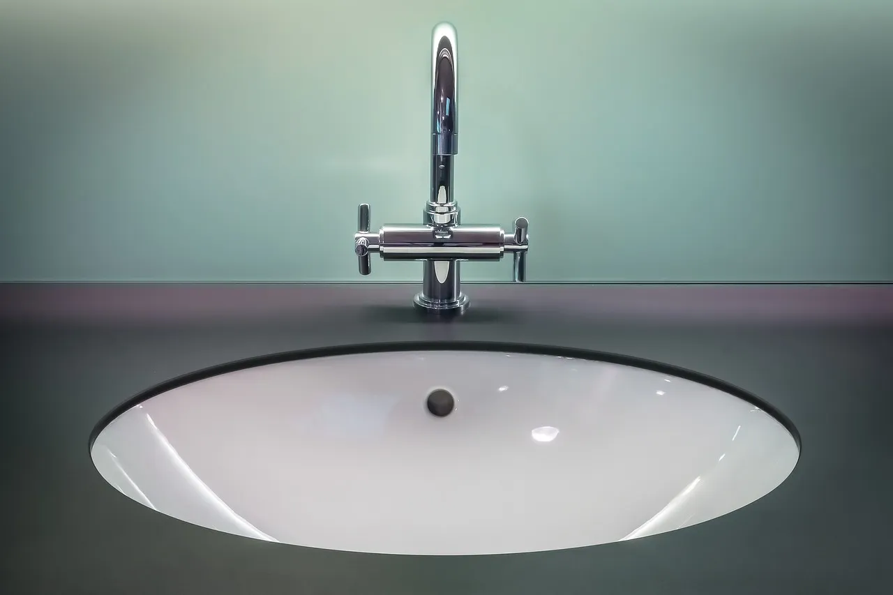 Glass vs Ceramic Bathroom Sinks